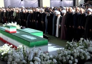 بدرقه میلیونی مردم/ اقامه نماز بر پیکرهای مطهر شهدا با حضور ۳ فرزند رهبر شهید